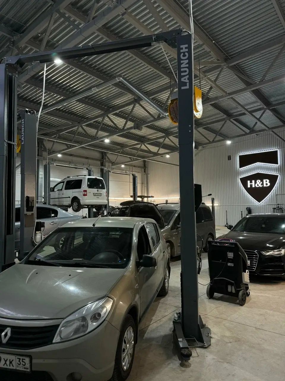 Цех автосервиса H&B в Вологде — автомобили на подъёмниках, диагностическое оборудование