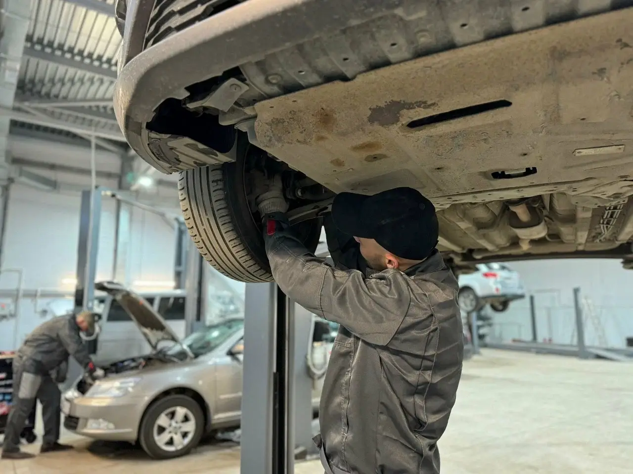 Диагностика ходовой части автомобиля на подъёмнике в автосервисе H&B
