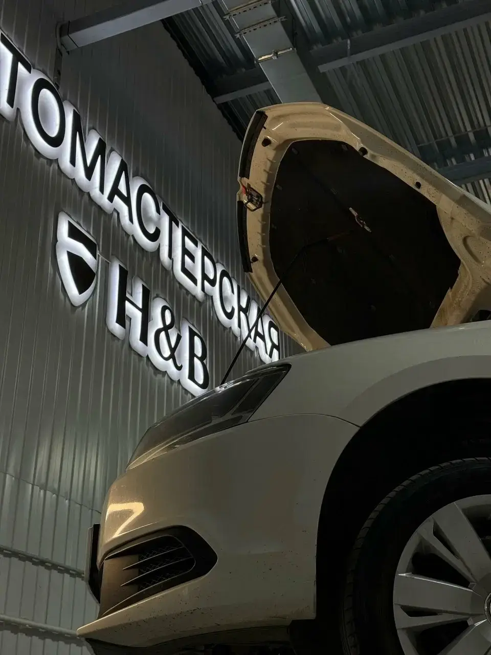 Автомастерская H&B в Вологде — автомобиль на подъёмнике в цехе